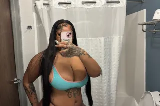 ‼NEW IN TOWN ‼ YOUR NEW FAVORI... - Image 1