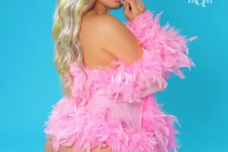 New California blonde bombshel... - Image 2