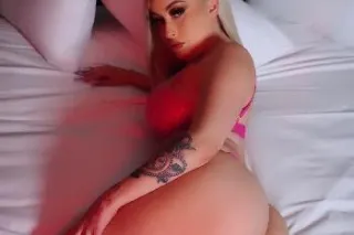 New California blonde bombshel... - Image 1