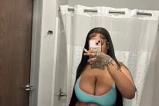 ‼NEW IN TOWN ‼ YOUR NEW FAVORI... - Image 4