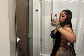 ‼NEW IN TOWN ‼ YOUR NEW FAVORI... - Image 1